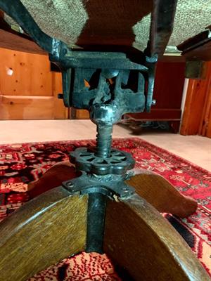 Antica poltroncina girevole, in legno massello - Foto 2