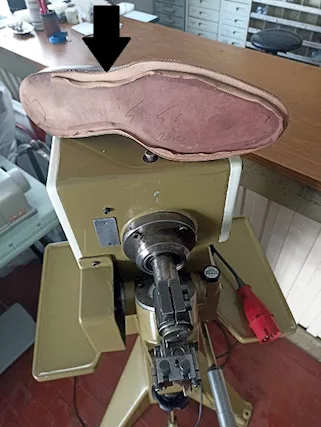 Macchina Increnatrice per Suole su Scarpa Montata