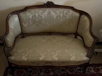 Divano con cornice in legno e tessuto