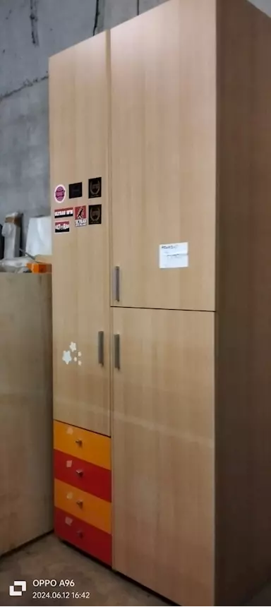 Armadio a due porte con cassettiera
