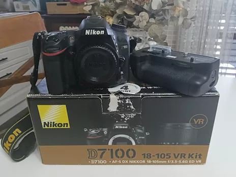 Nikon D7100 con scatola e Battery Grip