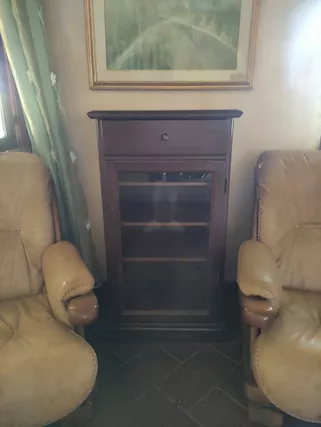 Mobiletto da salotto con anta di vetro danneggiato