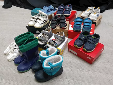 Scarpe a stock firmate per bambino. 50 € tutte.