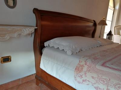 Letto matrimoniale a barchettone, color noce, in legno massello - Foto 6
