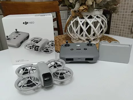 Drone DJI con radiocomando e 3 batterie, completo