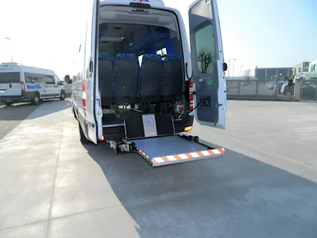 Auto N.C.C. 9 posti trasporto disabili Mercedes Euro 6, cambio automatico - Anteprima 2
