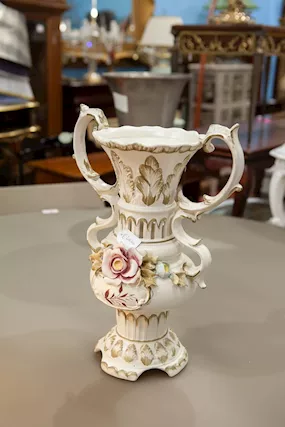 Vaso Bianco Stile Shabby con Decorazione Floreale - 24261