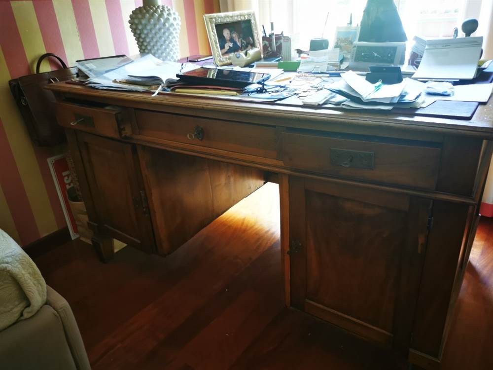Scrivania antica in legno con piano in pelle