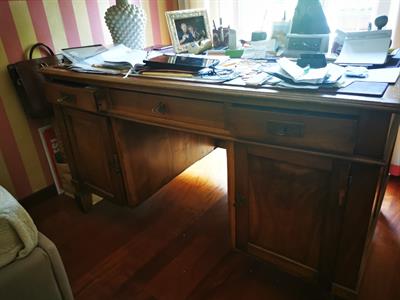 Scrivania antica in legno con piano in pelle