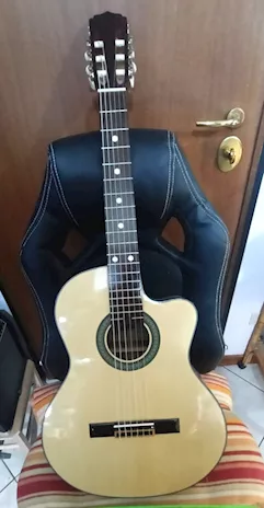 Chitarra classica Aria elettrificata