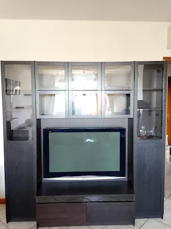 Parete IKEA TV rinforzata libreria Billy + Bestå