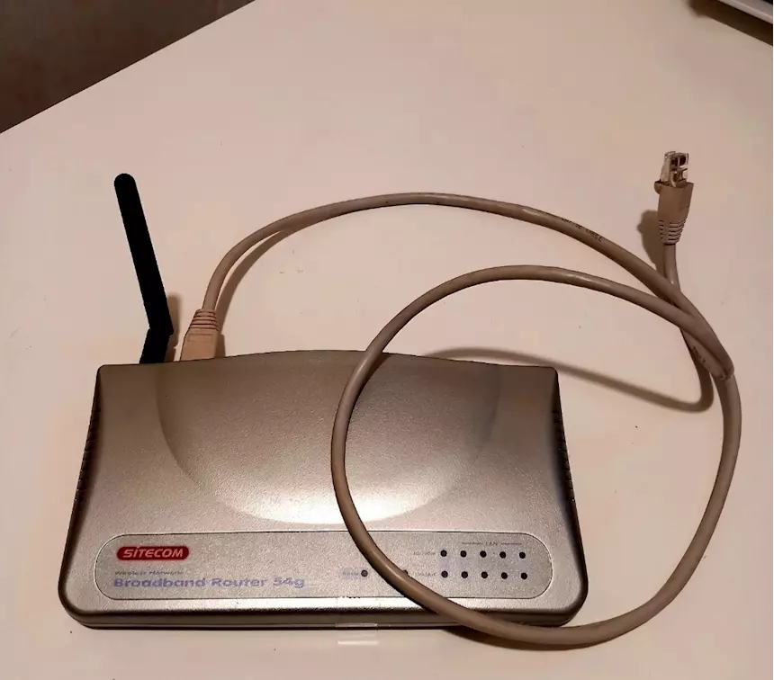Router Sitecom con cavo di rete e carica