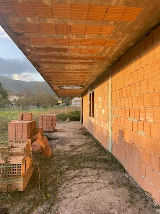 3 appartamenti in costruzione con 8.000 mq ti terreno Trilocali - Anteprima 1