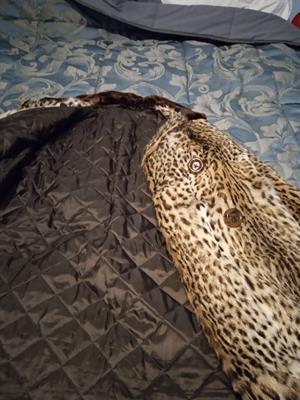 Pelliccia vera di ocelot con il collo in lontra pelliccia ve