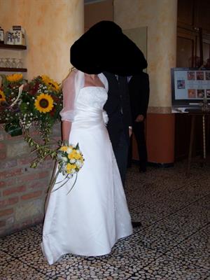 Stupendio abito da sposa color avorio