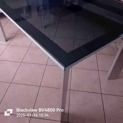 Tavolo in metallo con piano in vetro grigio/nero trasparente