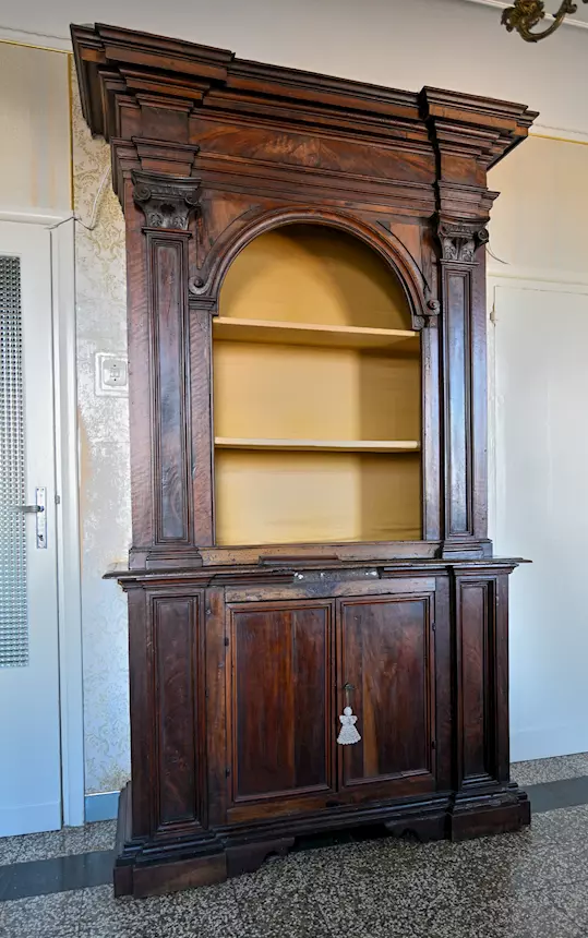 Mobile credenza con alzata a libreria