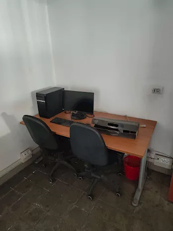 Scrivanie e mobili da ufficio in svendita da fallimento, ottime condizioni - Foto 4