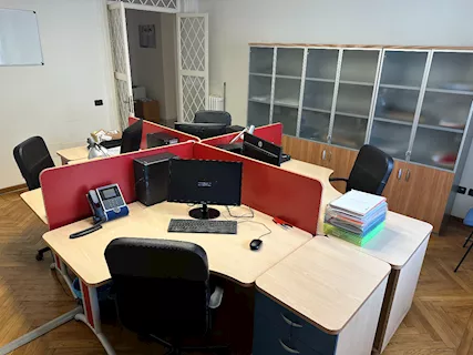 Postazione da 3 o 4 posti con armadio