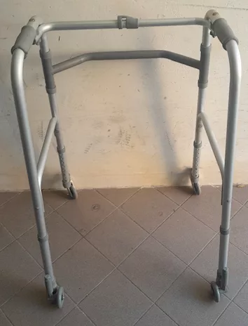 Deambulatore pieghevole, regolabile in altezza