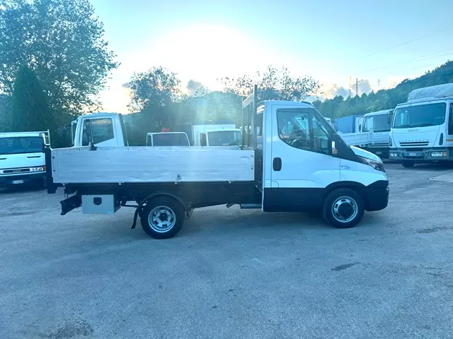 Foto 3Camion Marca Iveco Daily 35c15 ribaltabile Anno 2015 Km 411500