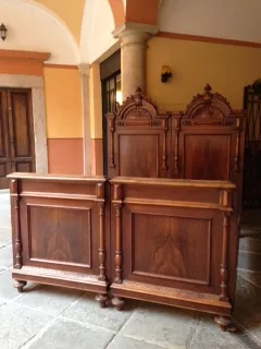 Letto matrimoniale in legno intarsiato