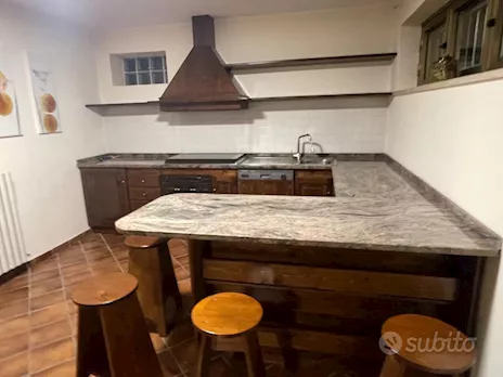 Cucina in legno massello con top in pregiato granito juparan