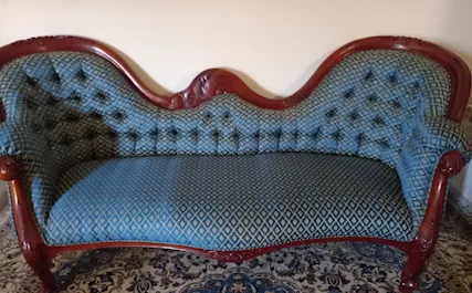 divano in mogano 3 posti. Perfettamente