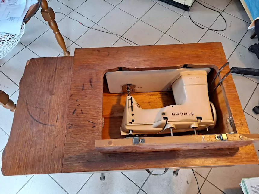 Macchina da cucire SINGER mod. 411 anni 70, ottimo stato - Foto 4