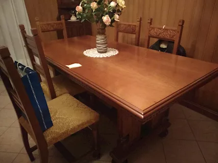 Sala da pranzo completa di tavolo, sei sedie e credenza