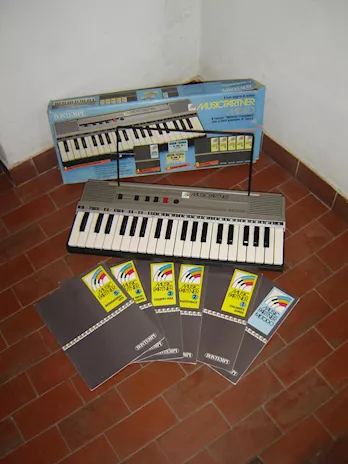 Tastiera Bontempi con quaderni canzoni euro 39,00