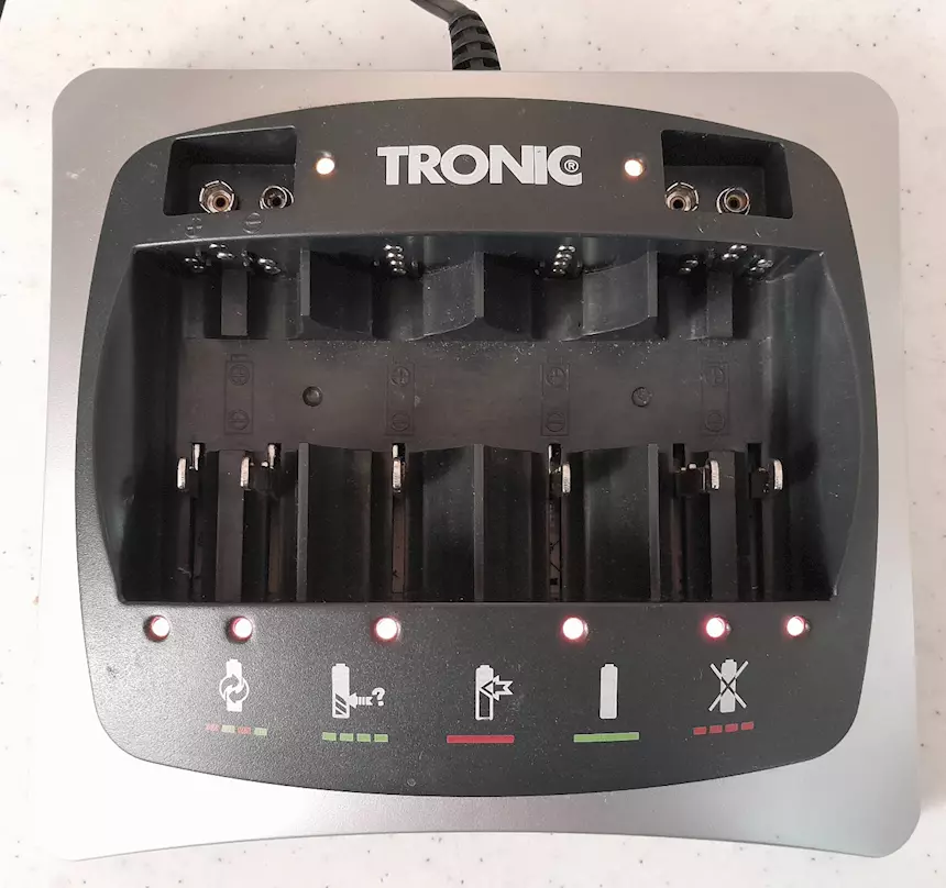 Caricabatterie con LED universale per batterie ricaricabili, tipo transistor - Foto 3