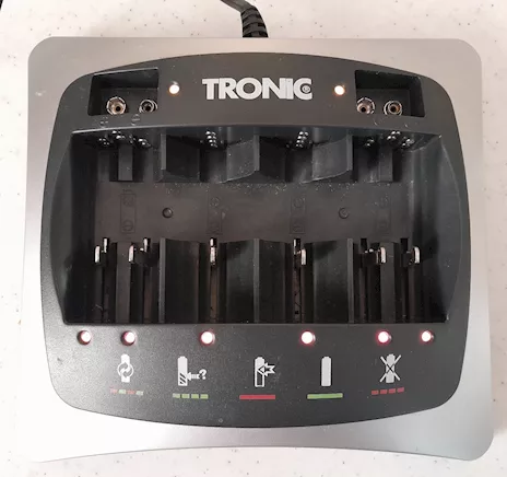 Caricabatterie con LED universale per batterie ricaricabili, tipo transistor - Foto 3