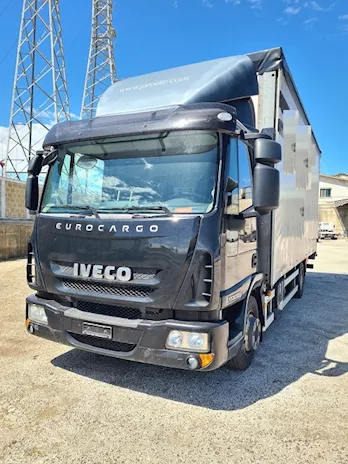 Iveco 100E22 EVV furgone con pedana posteriore