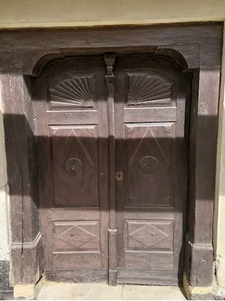 Portone in legno doppio, antico, in buone condizioni - Anteprima 1