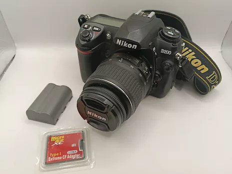 Nikon D200 con obiettivo e accessori