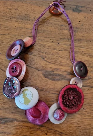 Collana artigianale con bottoni vintage rosa e bordeaux - Pe