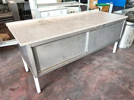 Tavolo armadiato per cucina usato
