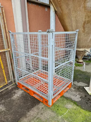 Pallet con gabbia metallica usato