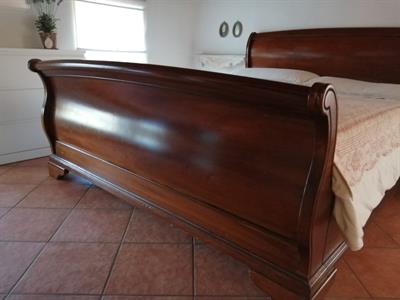 Letto matrimoniale a barchettone, color noce, in legno massello - Foto 3