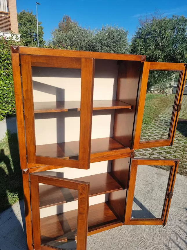 Foto 2 Graziosa credenza a due ante, color noce, ottimo stato