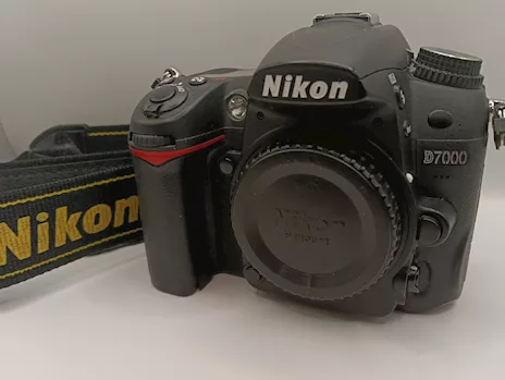 Nikon D7000 pari al nuovo con 10 mila scatti