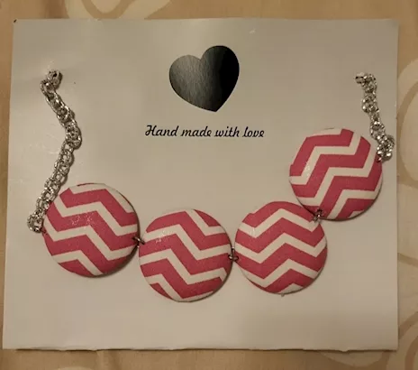 Collana artigianale chevron rosa e bianco - fatta a mano, allegra