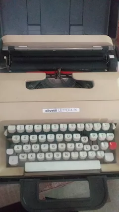 Macchina da scrivere olivetti