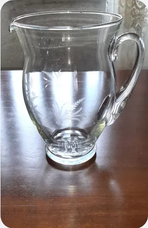 Caraffa antica in vetro per acqua
