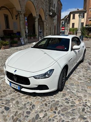 Maserati Ghibli con conducente per matrimoni ed eventi