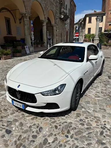 Maserati Ghibli con conducente per matrimoni ed eventi