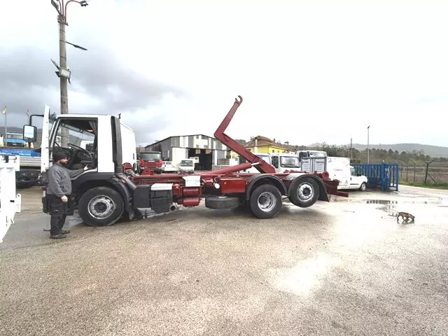 Foto 6Camion Marca Iveco Eurotech Cursor 260e43 scarrabile Anno 2001