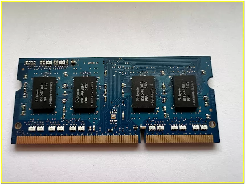 Foto 2Memoria RAM SODIMM DDR3 1 x 4gb SKhynix, modello HMT451S6BFR8APB