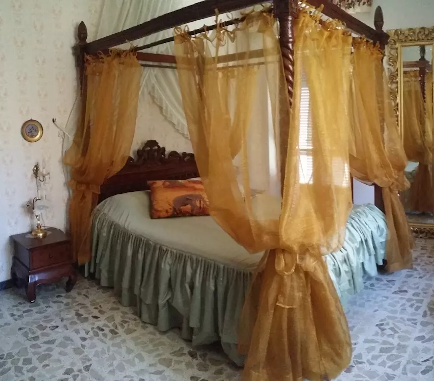 Letto a baldacchino, materasso ortopedico e rete motorizzata, in legno massello